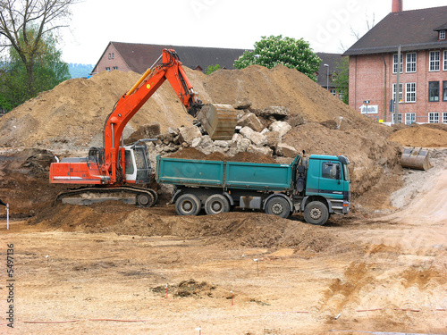 Foto: Bagger und Lastwagen Bagger und Lastwagen