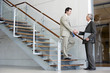 Foto: Businessmen shaking hands on steps Businessmen shaking hands on steps