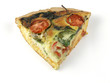 Foto: A generous slice of spinach and tomato quiche, isolated on white A generous slice of spinach and tomato quiche, isolated on white