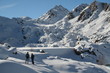 Randonneurs en raquettes à neige