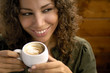 Ragazza con cappuccino
