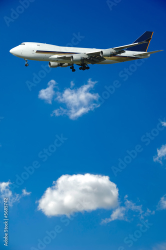 Foto: A big jumbo plane and fluffy clouds A big jumbo plane and fluffy clouds
