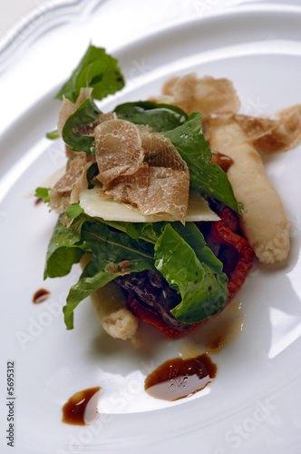 Tomato, spinach, plums and truffle slices salad