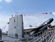 uboot mit flugzeug im hafen von new york