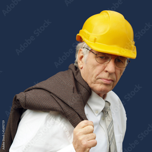 Foto: Examining the project a professional businessman wearing a hat Examining the project a professional businessman wearing a hat