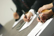 Photo en ligne au meilleur prix three hands holding pens signing document on table