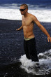 homme jouant dans l'eau