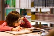 Petite fille à la bibliothèque