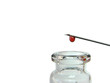 Foto: Spritze mit Blutstropfen und Glasflasche Spritze mit Blutstropfen und Glasflasche