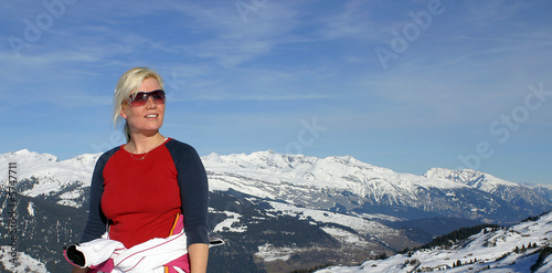 Photo: junge Frau in den Bergen junge Frau in den Bergen