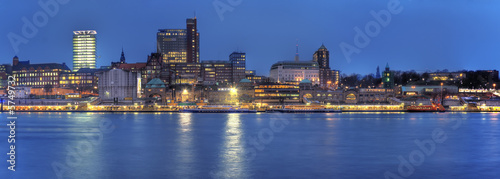 Skyline: Landungsbrücken & Elbufer,  Hamburg, Deutschland