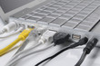 verkabelter Laptop