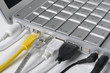 verkabelter Laptop