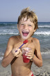 Bambino mangia granita