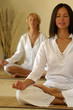 Donne giovani meditano
