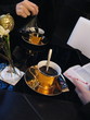 Chocolat chaud dans des tasses dorées.
