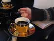 Tasse dorée de chocolat chaud