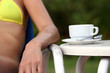 Tasse Cappuccino auf dem Tisch neben der Liege