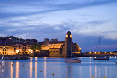 roussillon : côte vermeille, collioure au crépuscule