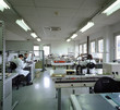 ouvriers au travail de fabrication de capteurs