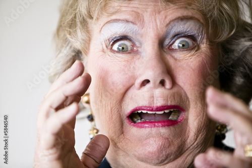 Foto: Close-up of a horrified senior woman with her mouth open. Close-up of a horrified senior woman with her mouth open.