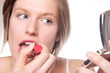 jeune femme rouge a lèvres 2