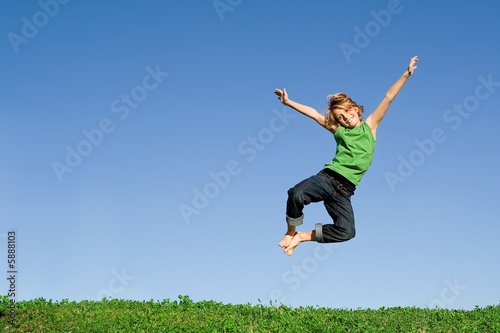 Foto: happy smiling child jumping for joy happy smiling child jumping for joy