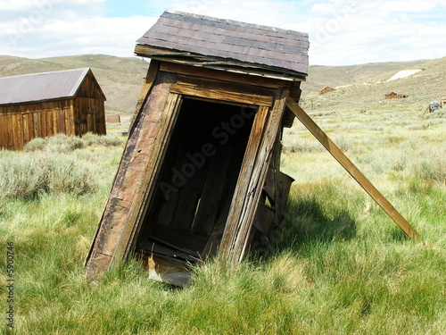 Foto: Old Leaning Out House Bodie,Ca Old Leaning Out House Bodie,Ca