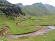 río entre los prados