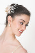 Profil einer Ballerina mit Blumen im Haar