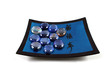 Orientalische Platte mit blauen Heilsteine - isoliert.
