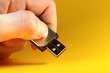 Photo: Hand zeigt einen USB-Stick in die Kamera Hand zeigt einen USB-Stick in die Kamera