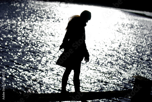 Foto: Silhouette of attractive woman at lake Silhouette of attractive woman at lake