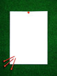 Foto: Golf note with white message area and pegs lying around. Golf note with white message area and pegs lying around.