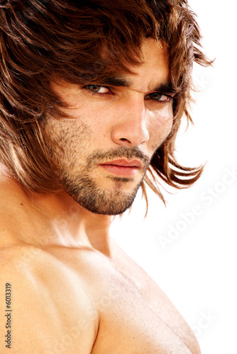 Foto: fashion man portrait wearing a wig isolated fashion man portrait wearing a wig isolated