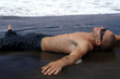 jeune homme allong� sur la plage