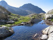 arroyo limpísimo entre las montañas