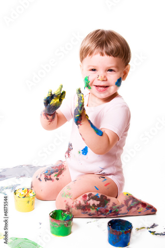 Foto: Happy girl with painted hands Happy girl with painted hands