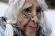 Portrait einer männlichen Maskerade, die einen Greis imitiert