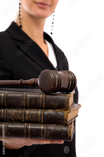 Foto: businesswoman holding old book and gavel businesswoman holding old book and gavel