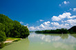 Fleuve et ses abords avec une plage