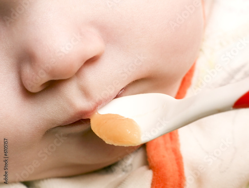 Bébé en train de manger Bébé en train de manger