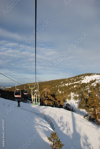 Foto: Skiers on the lift Skiers on the lift
