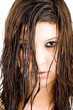 Junge Frau mit braunen nassen Haaren