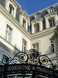 Coin de façade blanche au dessus d'une porte en fer forgée. Coin de façade blanche au dessus d'une porte en fer forgée.