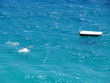 Radeau et baigneurs dans la méditerranée