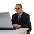homme travaillant sur ordinateur