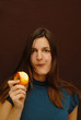 Frau isst Apfel