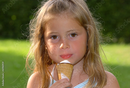 Photo: Kleines Mädchen mit Eiscreme Kleines Mädchen mit Eiscreme