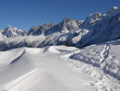 Neige et sentier raquettes et piétons devant aiguilles Neige et sentier raquettes et piétons devant aiguilles